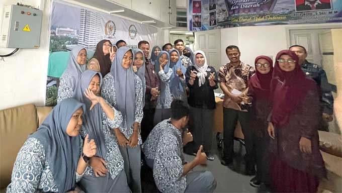 Tambah Wawasan, SMAN 8 Padang Berkunjung ke Kantor Daerah DPD RI Sumbar 1 SMAN 8 Padang Berkunjung ke Kantor Daerah DPD RI Sumbar
