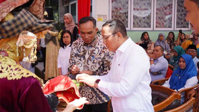Sekdakab Solok Terima Bantuan Ambulans dan Resmikan Rumah Cegah Stunting