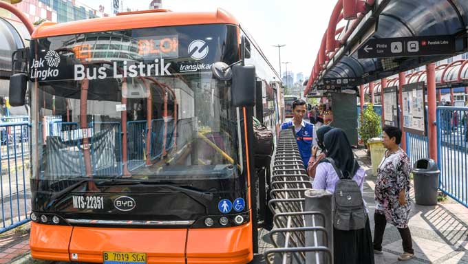Shuttle Bus Menuju Lokasi KTT ASEAN