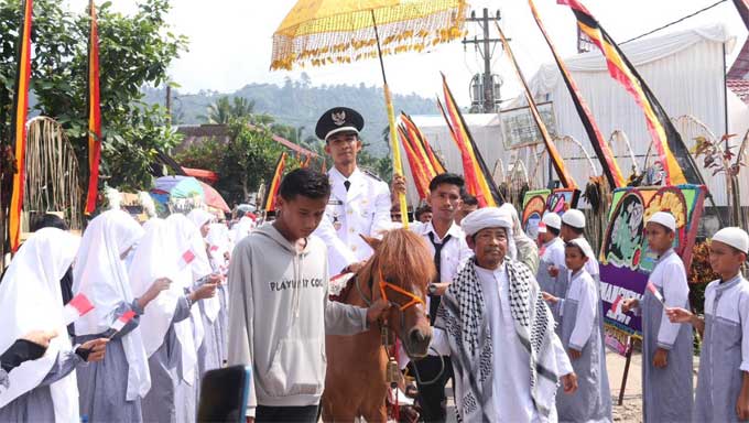 Walinagari Sitanang terpilih, Taufik Saleh menunggang seekor kuda saat sertijab