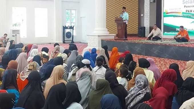 Wako Bukittinggi Serahkan Bansos Tambahan Sembako dan PKH Triwulan III dari Kemensos