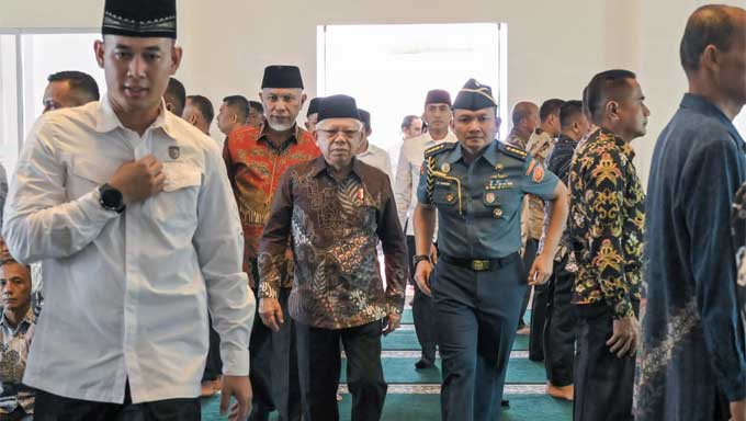 Wapres dan Gubernur Mahyeldi Salat Jum'at di Masjid Baitul Auliya Komplek Kantor Gubernur Sumbar