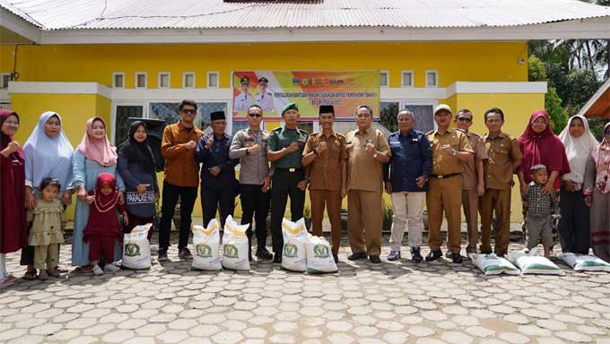 Serahkan Bantuan Pangan di Sangir, Wabup Solsel Minta Jangan Disalahgunakan 1 Penyerahan Bantuan Pangan di Kantor Camat Sangir