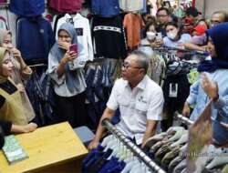 Pengunjung Sepi, Mendag Zulkifli Hasan Temui Pedagang UMKM di Pasar Tanah Abang