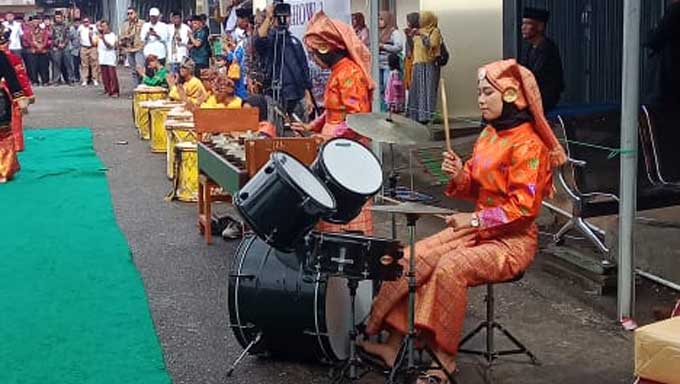 Aksi Nadia dan Monica Curi Perhatian pada Festival Seni Nagari Tabek Panjang, Agam