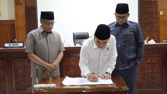 Ketua DPRD Kota Bukittinggi, Beny Yusrial tandatangani nota kesepakatan APBD Perubahan tahun anggaran 2023