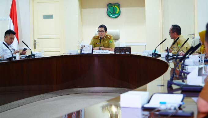 Siap Sambut Tim Verifikasi, Pemkab Muba Optimis Bisa Raih Penghargaan Kabupaten Sehat 1 Asisten Bidang Perekonomian dan Pembangunan Setda Muba, Andi Wijaya Busro pimpin rapat finalisasi persiapan verifikasi kunjungan lapangan penghargaan Kabupaten Sehat tahun 2023
