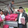 Gubernur Sumbar, Mahyeldi saat Bazar Bawang Merah petani di Masjid Raya Sumbar