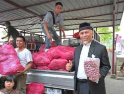 Gubernur Sumbar, Mahyeldi Saat Bazar Bawang Merah Petani Di Masjid Raya Sumbar