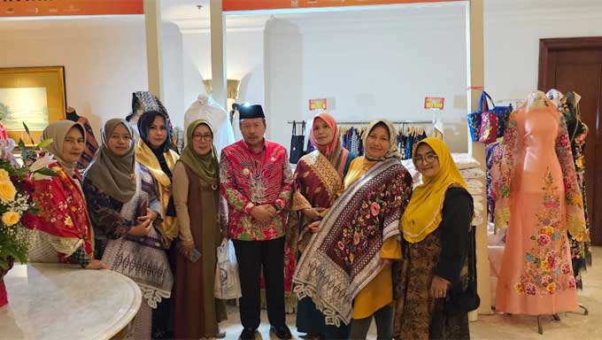 Bupati AWR Kunjungi Stand UMKM Agam di Discover West Sumatera 2023