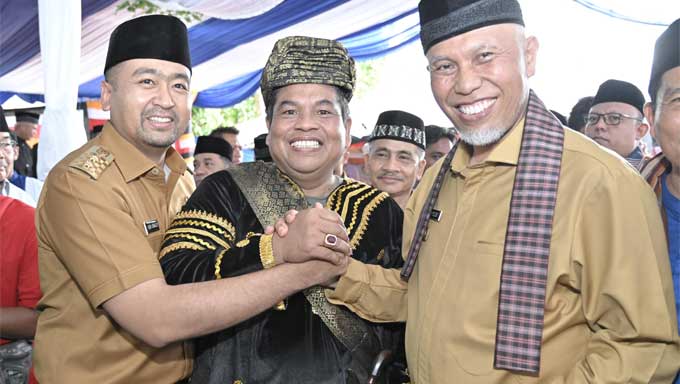 Gubernur dan Wagub Sumbar Hadiri Batagak Gala Suku Sikumbang Datuak Putiah kepada Suhatri Bur
