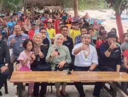 Wakil Gubernur Sumatera Barat, Audy Joinaldy saat Aksi Bersih Pantai di kawasan Pantai Jati Tua Pejat Kabupaten Kepulauan Mentawai