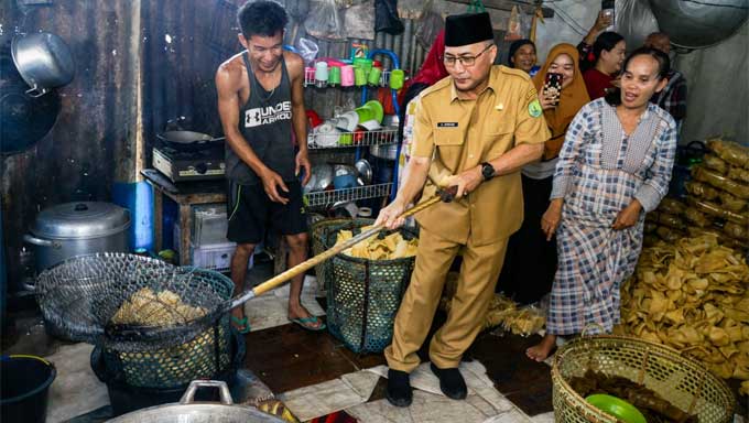 Kunjungi Pembuat Kerupuk Ikan dan Jangek Asli Sekayu, Pj Bupati Muba Bakal Carikan Tambahan Modal 1 Pj Bupati Muba, Apriyadi Mahmud Kunjungi Pembuat Kerupuk Ikan dan Jangek Asli Sekayu