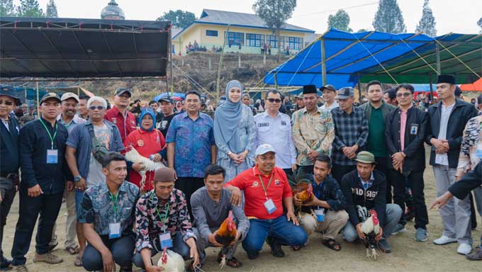 HUT Sumbar ke-78, Athari Berharap Pembangunan Lebih Merata 1 Anggota Komisi V DPR RI, Athari Gauthi Ardi bersama masyarakat
