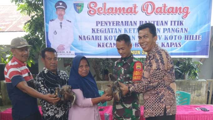 Ratusan KK di Nagari Koto Nan Tigo IV Koto Hilie Terima Bantuan Itik