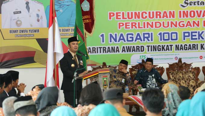 Bupati Sijunjung, Benny Dwifa Yuswir, beri sambutan saat launching Satu Nagari 100 Pekerja Rentan