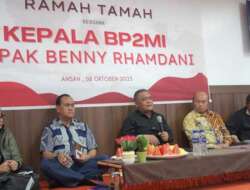 Benny saat berdialog dengan 100an Pekerja Migran Indonesia yang tergabung dalam Forkomasi (Forum Komunikasi Organisasi Masyarakat Indonesia), di Masjid Sirothol Mustaqim Ansan, dalam rangka Kunjungan Kerja BP2MI ke Korea Selatan, Minggu, (08/10/2023).