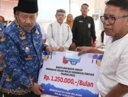 Lanjutkan Program Agam Maju Generasi Pintar, Bupati AWR Serahkan Bantuan Biaya Hidup bagi Mahasiswa Berprestasi