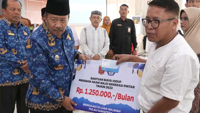 Bupati Agam, Andri Warman Serahkan Bantuan Biaya Hidup bagi Mahasiswa Berprestasi