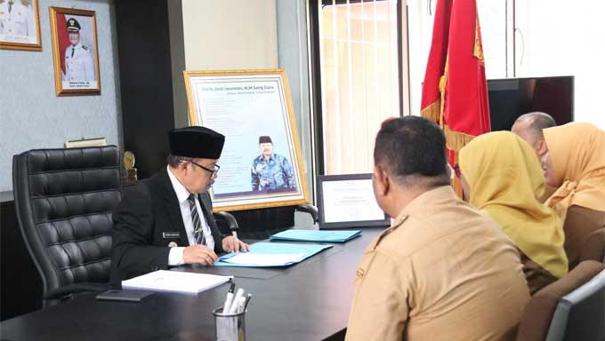 Bupati Agam, H Andri Warman melakukan wawancara khusus terhadap guru di ruang kerjanya, Jalan Sudirman Padang Baru, Lubuk Basung.