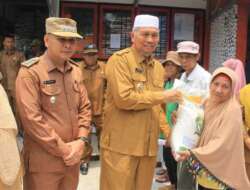 Bupati Pasbar Tinjau Penyaluran Bantuan Pangan CBP Tahap II di Kinali