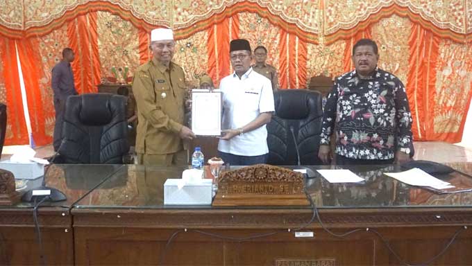 Bupati Hamsuardi Sampaikan Jawaban atas Laporan Pansus DPRD Pabar terhadap 2 Ranperda