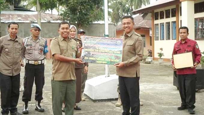 Bupati Solsel Serahkan Bantuan Pangan CBP Tahap II di Sungai Pagu