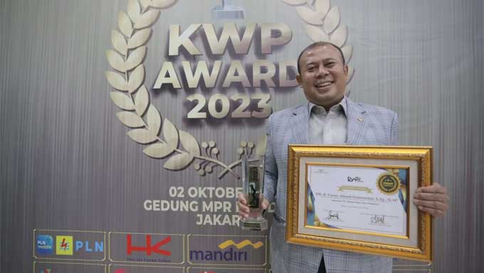 Anggota Komisi III DPR RI, Cucun Ahmad Syamsurijal meraih penghargaan sebagai Legislator Pro Rakyat Kecil dan Pedesaan dalam ajang KWP Award 2023