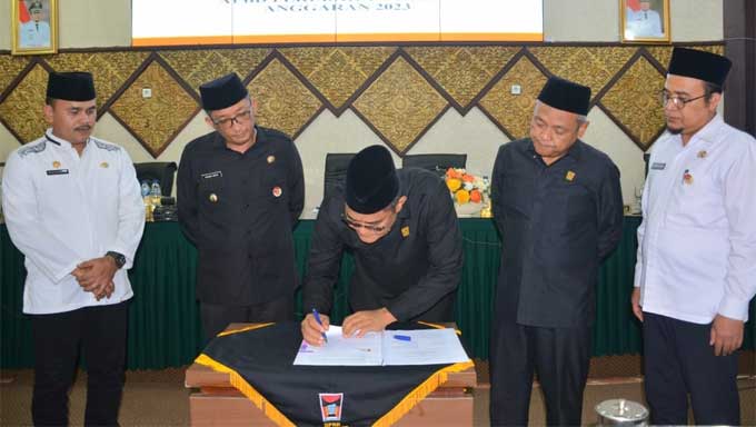 Ketua DPRD Padang, Syafrial Kani tandatangani persetujuan Perda APBD Perubahan tahun anggaran 2023