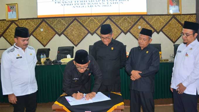 Wali Kota Padang tandatangani persetujuan Perda APBD Perubahan tahun anggaran 2023