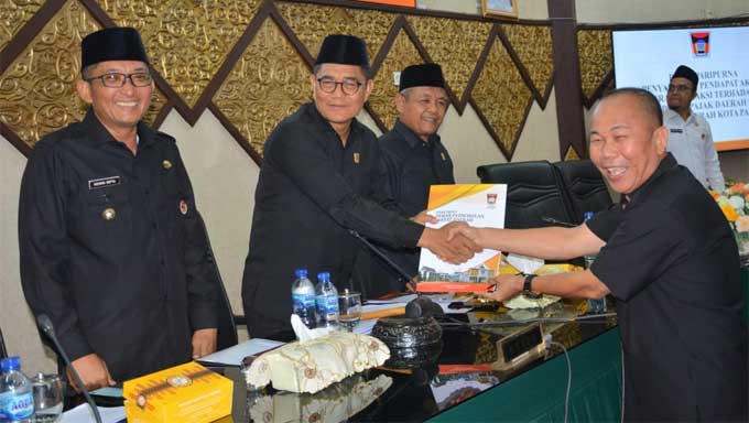 Fraksi DPRD Kota Padang serahkan pandangan akhir terhadap Ranperda Pajak dan Retribusi Daerah