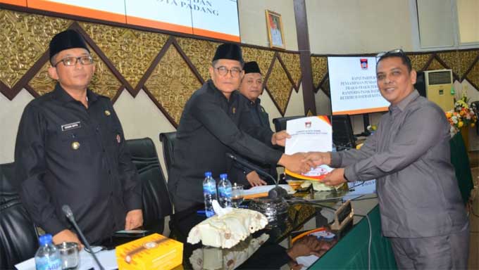 Fraksi DPRD Kota Padang serahkan pandangan akhir terhadap Ranperda Pajak dan Retribusi Daerah