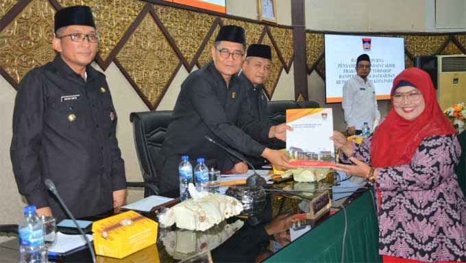 Fraksi DPRD Kota Padang serahkan pandangan akhir terhadap Ranperda Pajak dan Retribusi Daerah