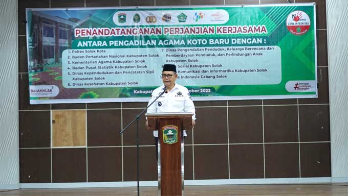 Pengadilan Agama Koto Baru Jalin Kerja Sama dengan Instansi Vertikal dan SKPD Teknis Pemkab Solok 1 Bupati H. Epyardi Asda saat penandatanganan Perjanjian Kerja Sama antara Pengadilan Agama Koto Baru dengan Instansi Vertikal dan Beberapa SKPD Teknis di Lingkup Pemerintah Daerah Kabupaten Solok