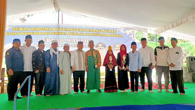 Asisten I Setda Muba Bagikan Hadiah Buat Pemenang Gebyar Maulid Nabi Muhammad Saw Di Kecamatan Babat Supat