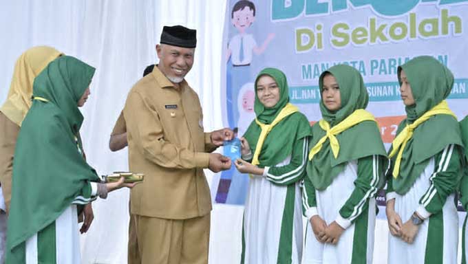 Gubernur Sumbar Bagikan Tablet Penambah Darah di Pariaman