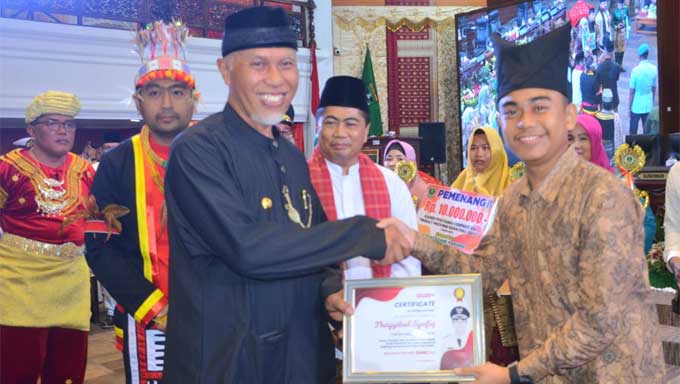 Gubernur Sumbar Beri Penghargaan kepada Thayyibal Syafiq, Tokoh Anak Inspiratif 1 Gubernur Sumbar Beri Penghargaan kepada Thayyibal Syafiq