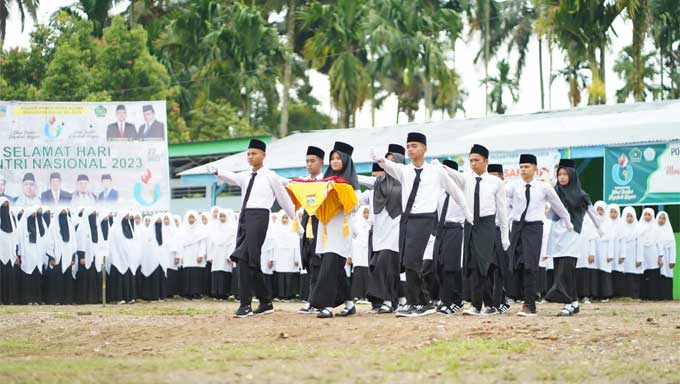 Upacara pengibaran bendera merah putih dalam peringatan Hari Santri Nasional 2023 di Kabupaten Solok Selatan