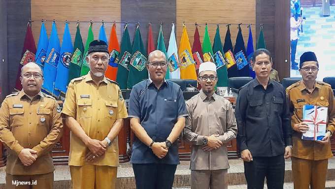 DPRD Sumbar Terima Nota Pengantar Ranperda APBD 2024 1 IMG 20231031 160120 resize 34
