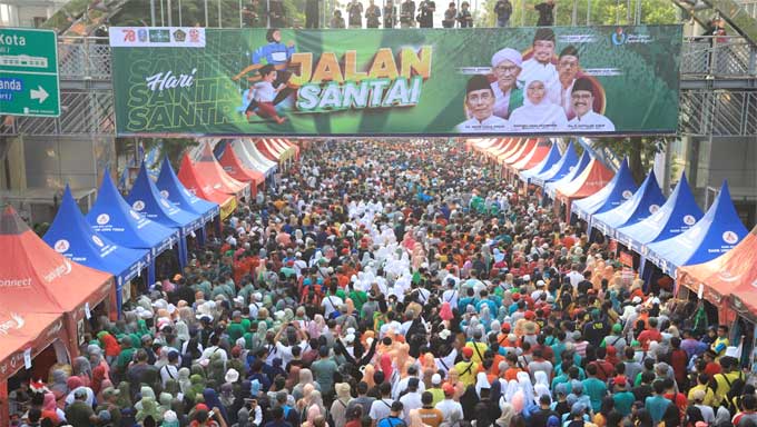Jutaan Peserta Ikuti Jalan Santai Hari Santri 2023 di Surabaya