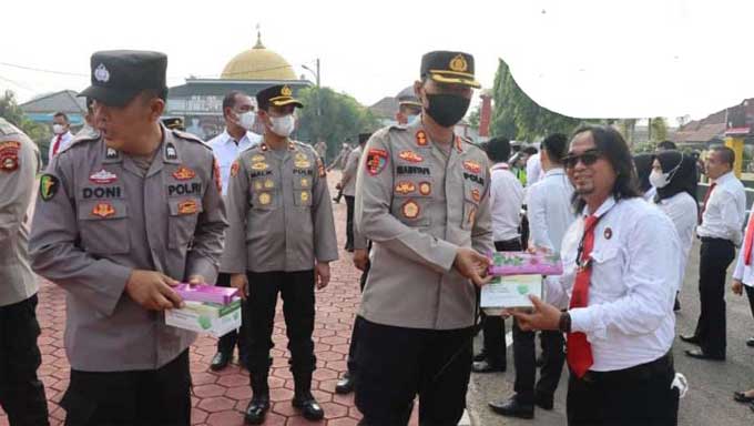 Kapolres Muba Bagikan Masker dan Vitamin kepada Personel