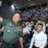 Kasad, Jenderal TNI Dudung Abdurachman selfie bersama mahasiswa baru Universitas Pasundan, di Gedung Sabuga, Bandung