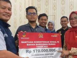Kemensos Salurkan Bantuan BBR Terdampak Bencana Longsor dan Banjir di Pesisir Selatan