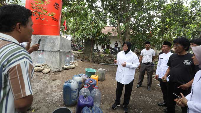 Menteri Sosial Tri Rismaharini saat meninjau bantuan air bersih di Desa Buanajaya, Bogor