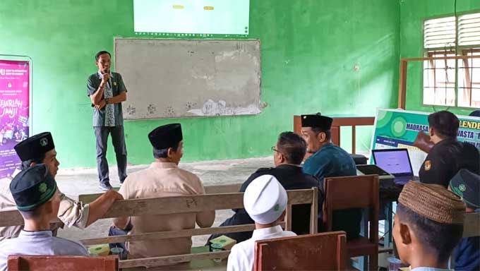 Ketua Divisi Perencanaan, Data dan Informasi KPU Kepulauan Mentawai, Kurnia Illahi berikan sosialisasi Daftar Pemilih Tambahan (DPTb) dan Daftar Pemilih Khusus (DPK) Pemilu 2024 di Pondok Pesantren (Ponpes) Hidayatullah, Desa Sipora Jaya, Kecamatan Sipora Utara