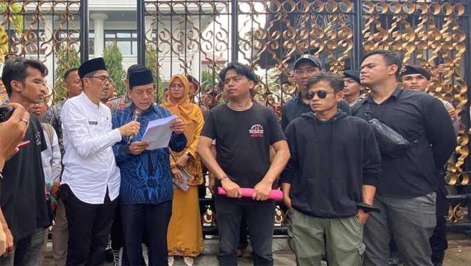 Mahasiswa Peduli Demokrasi Demonstrasi di DPRD Sumbar, Ini Tuntutan Mereka 1 Mahasiswa Peduli Demokrasi Demonstrasi di DPRD Sumbar