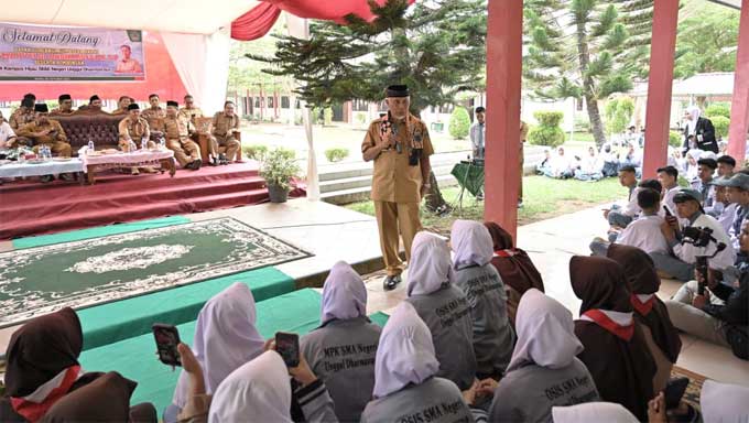 Gubernur Sumbar, Mahyeldi saat berkunjung di SMA Negeri Unggul Dharmasraya