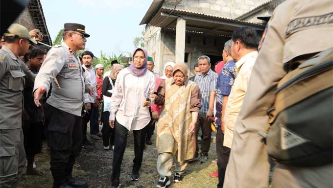 Mensos Jenguk Bocah Penderita Tumor Kelamin di Jombang