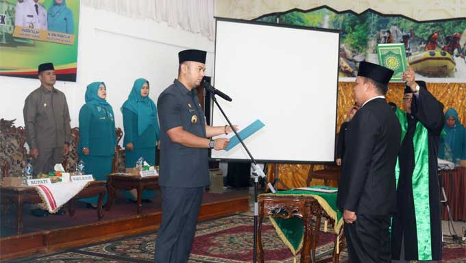 Bupati Sijunjung, Benny Dwifa Yuswir melantik dan mengambil sumpah jabatan Novdel Fendri Melva Putra sebagai Penjabat (Pj) Wali Nagari Silokek