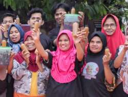 Milenial Center Sumatera Barat Bersama Pegiat Sosial Bank Sampah Mengadakan Kegiatan Pelatihan Pembuatan Pupuk Kompos Bio Enzim Kepada Puluhan Masyarakat Di Jalan Raya Ampang, Kuranji, Padang